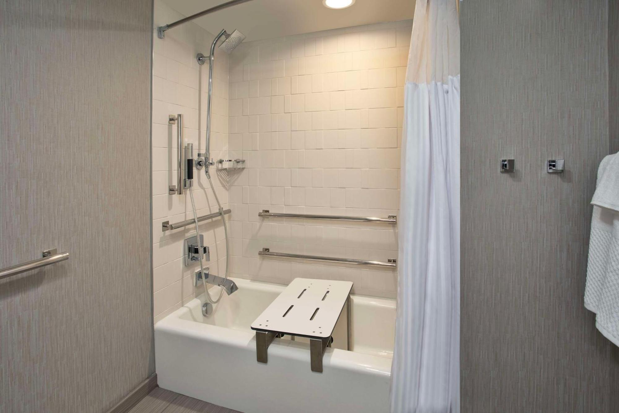 Doubletree By Hilton Lansing Hotel Ngoại thất bức ảnh